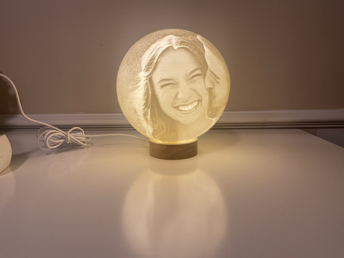 LÁMPARA LUNA 3D PERSONALIZADA EN BASE DE MADERA