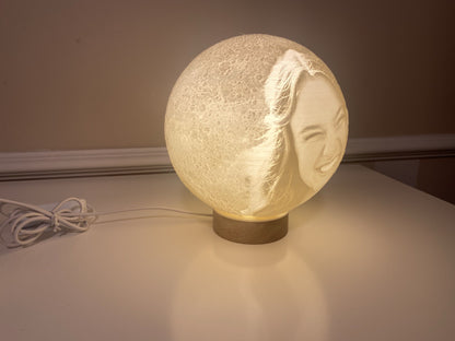 LÁMPARA LUNA 3D PERSONALIZADA EN BASE DE MADERA