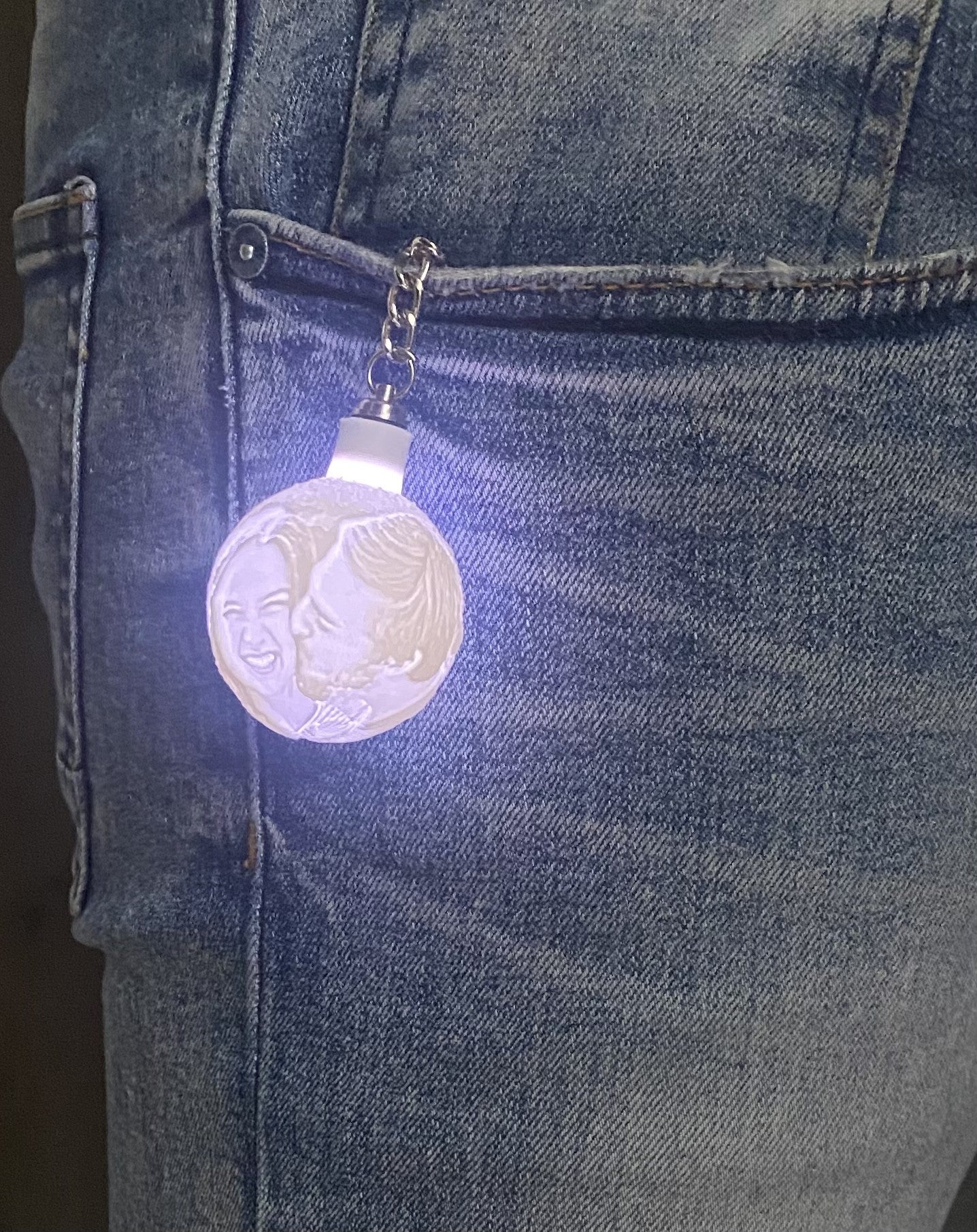 Llavero luna regalo personalizado impreso 3d iluminado en pantalón