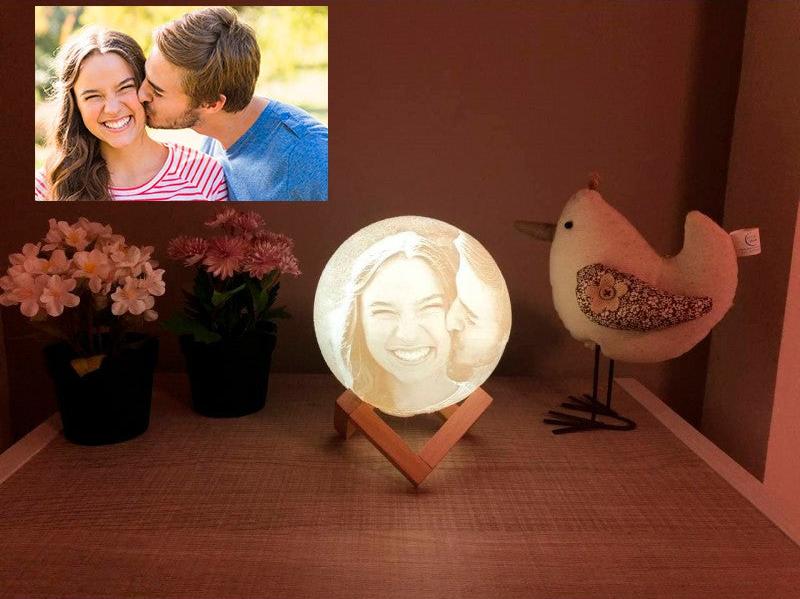 Lámpara Luna 3D personalizada con foto, montada en un soporte de madera, iluminada con LED de 16 colores, perfecta como regalo personalizado.