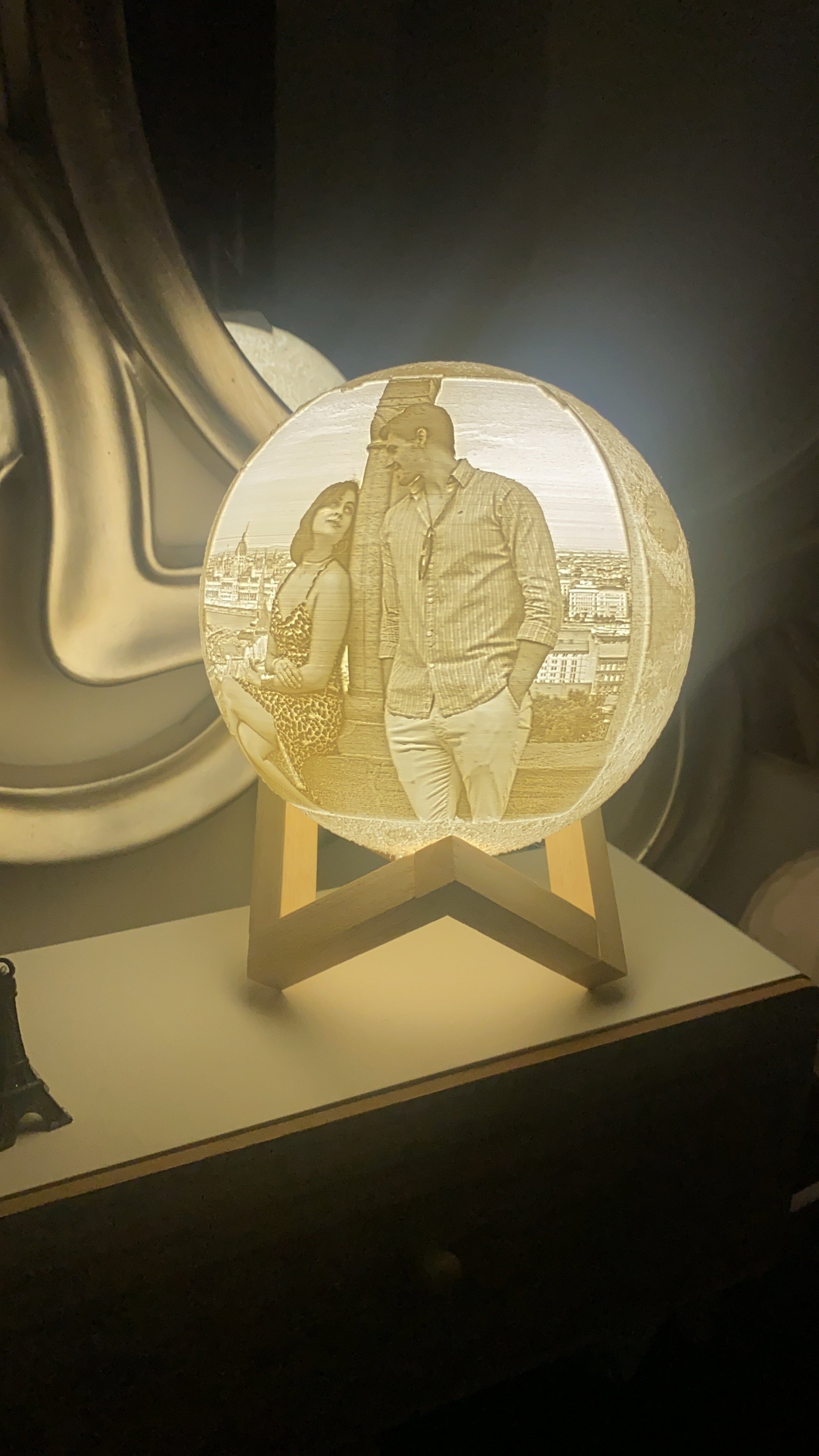 Lámpara Luna 3D personalizada con foto de pareja, montada en soporte de madera, ideal como regalo personalizado y decorativo.